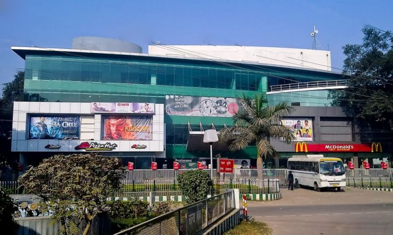 Criminals open fire at Varanasi mall
