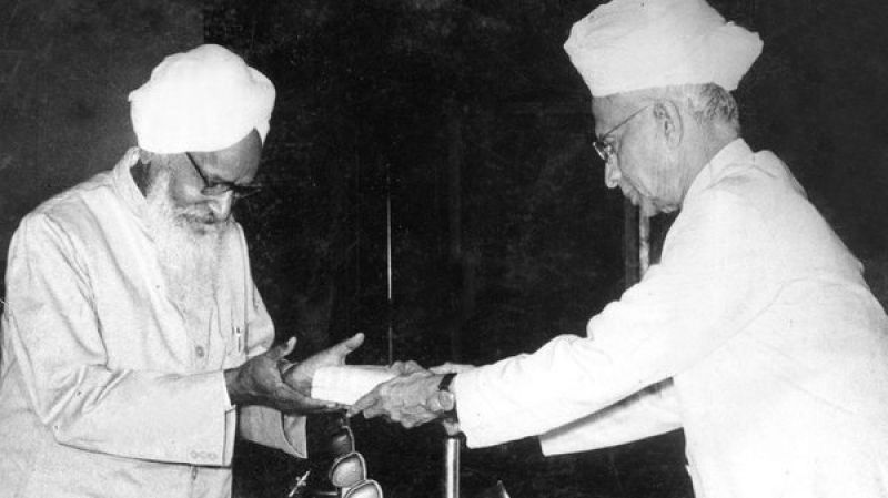 Nanak Singh receiving the 1962 Sahitya Akademi Award from president S. Radhakrishnan
