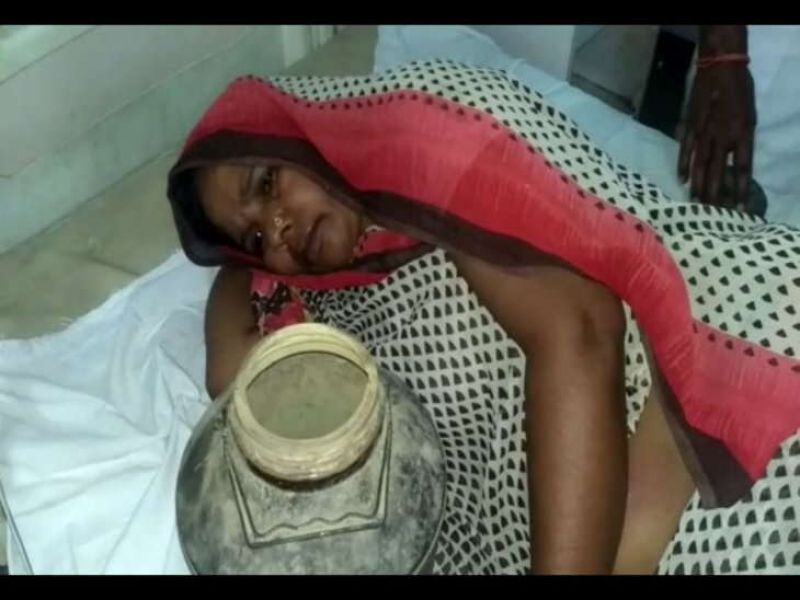 Lady bring the sanke to Hospital 