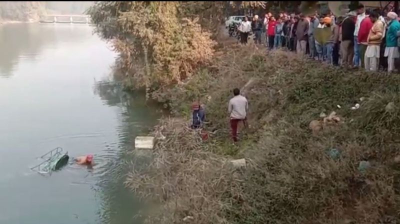 The bus crashed into an auto canal full of schoolgirls