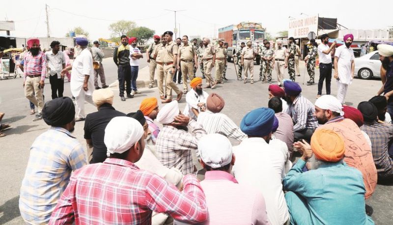 Clash between Sikh organizations and supporters of Dera Sirsa