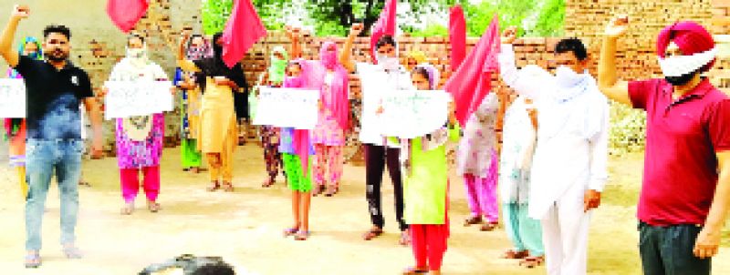 ਸਰਕਾਰ ਦੀਆਂ ਅਰਥੀਆਂ ਫੂਕਦੇ ਹੋਏ ਜਨਤਕ ਜਥੇਬੰਦੀ ਦੇ ਆਗੂ। (ਸੰਜੂ) 