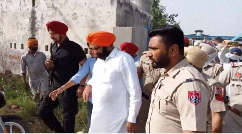 Opposition of MLA at the cremation of both the girls in village Sekha Khurd