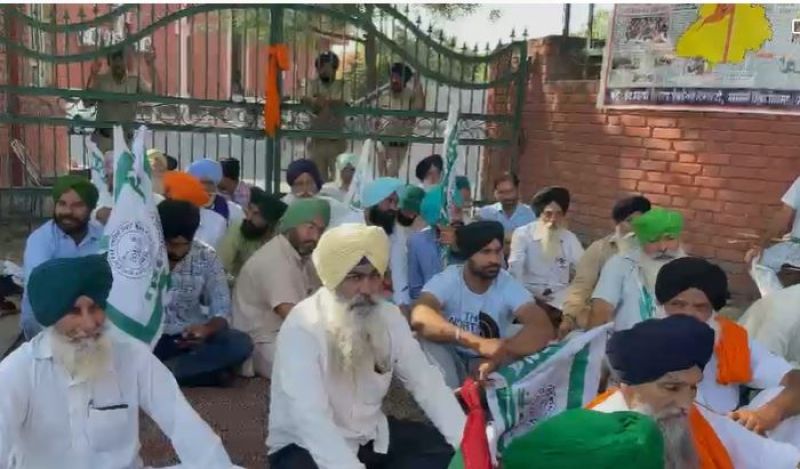 Protest outside PSEB Office Protest outside PSEB Office