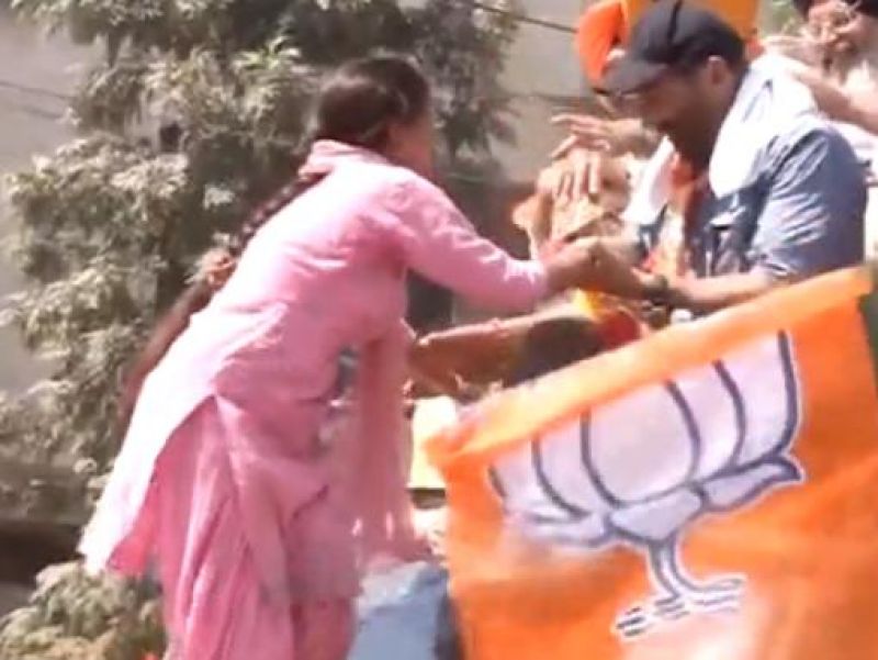 Women kiss Sunny Deol during Road Show