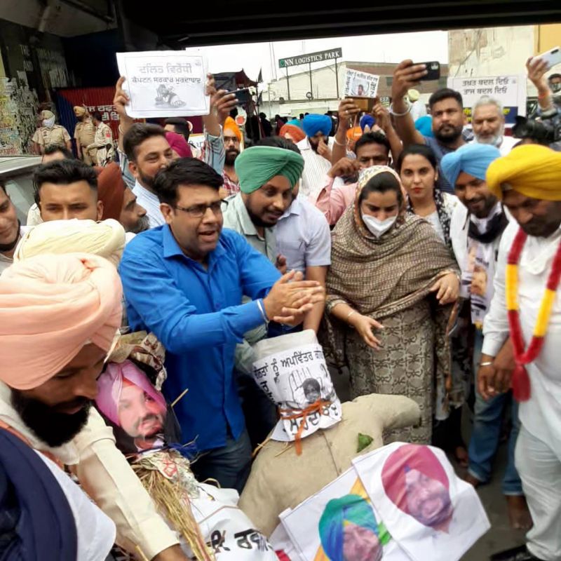Aam Aadmi Party burns effigies of Captain and Bittu