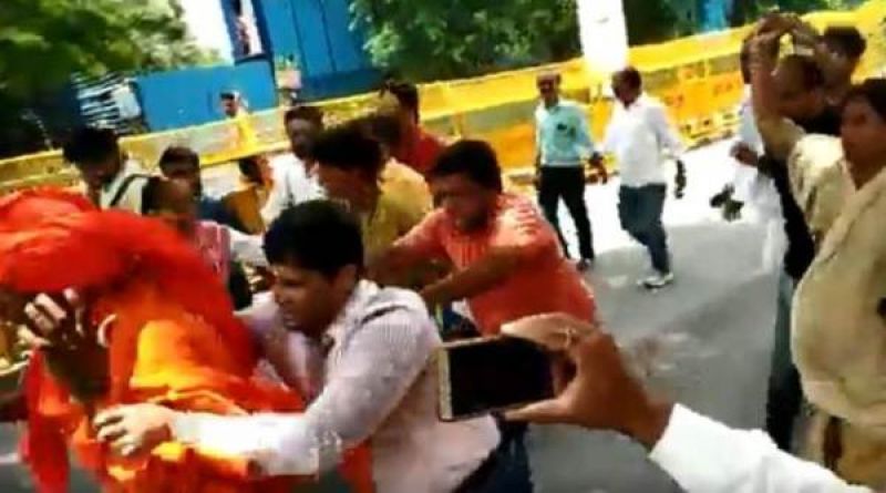 atal bihari vajpayee funeral manhandling with swami agnivesh in bjp head quarter