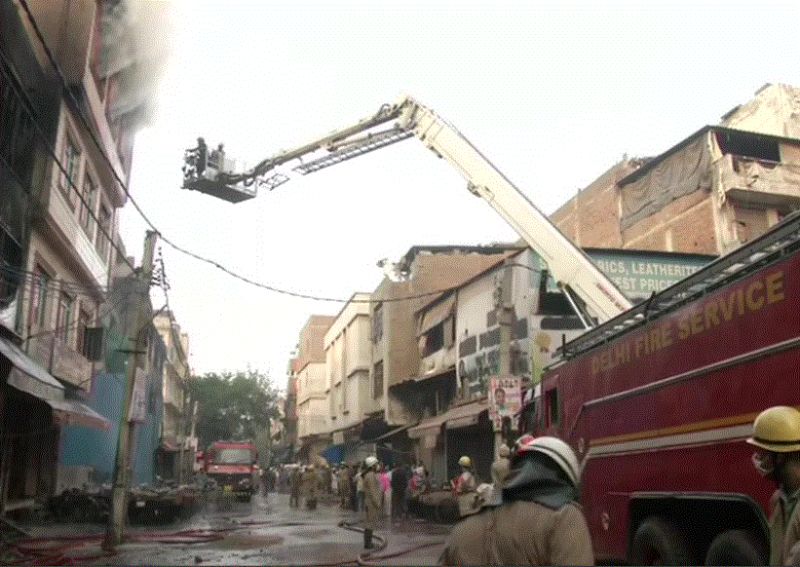 Terrible fire engulfs furniture market in Delhi
