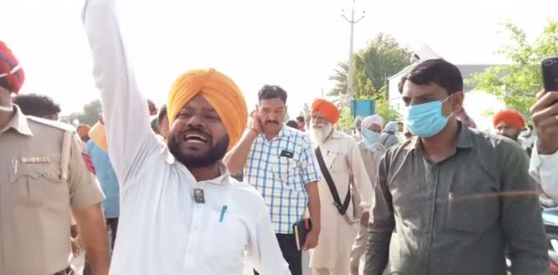 Opposition of MLA at the cremation of both the girls in village Sekha Khurd