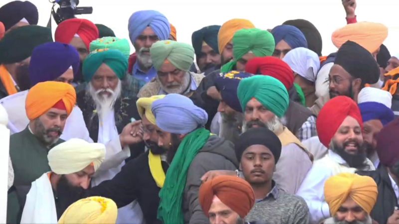 Farmer leaders paid obeisance at the Darbar Sahib