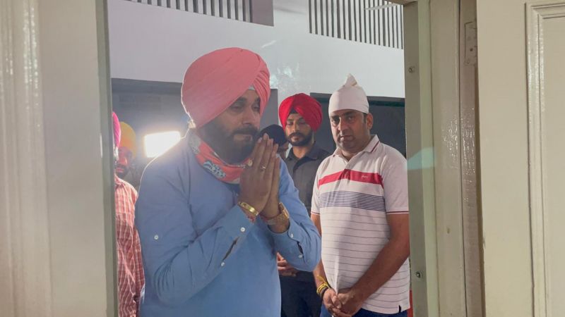 Navjot Sidhu offers prayers at Gurdwara Dukhniwaran Sahib