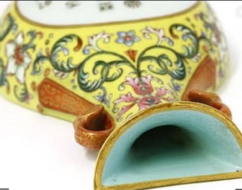 Man Bought a Chinese Vase For just 90 Rupees Has Sold For 4.48 Crore