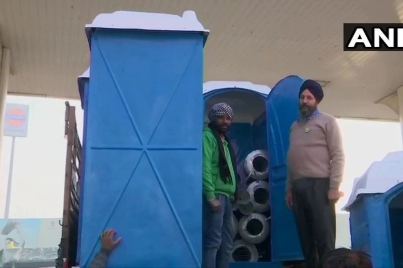Delhi: 2 US-based Sikh NGOs donate toilets, geysers & tents to farmers at Tikri border.