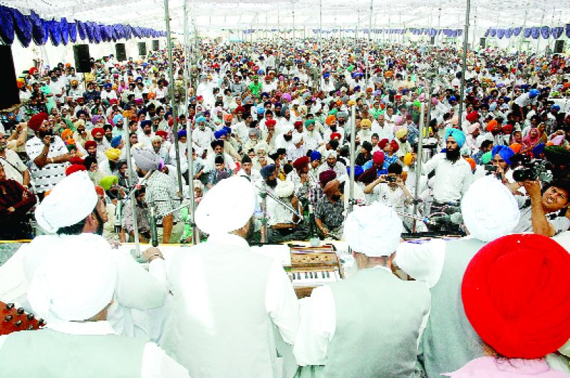 ਰੋਜ਼ਾਨਾ ਸਪੋਕਸਮੈਨ ਦੇ 7ਵੇਂ ਸਾਲਾਨਾ ਸਮਾਗਮ ਵਿਚ, 'ਉੱਚਾ ਦਰ ਬਾਬੇ ਨਾਨਕ ਦਾ' ਦੀ ਜ਼ਮੀਨ 'ਤੇ ਸੰਗਤ ਦੇ ਠਾਠਾਂ ਮਾਰਦੇ ਸਮੁੰਦਰ ਸਾਹਮਣੇ, ਬਾਬੇ ਨਾਨਕ ਦੀ ਬਾਣੀ ਦਾ ਕੀਰਤਨ ਕਰਦੇ ਹੋਏ ਭਾਈ ਲਾਲ ਤੇ ਉਨ੍ਹਾਂ ਦੇ ਸਾਥੀ। ਭਾਈ ਲਾਲ ਦੇ ਜੀਵਨ ਦਾ ਇਹ ਅੰਤਮ ਤੇ ਸੱਭ ਤੋਂ ਵੱਡਾ ਸਮਾਗਮ ਹੋ ਨਿਬੜਿਆ।