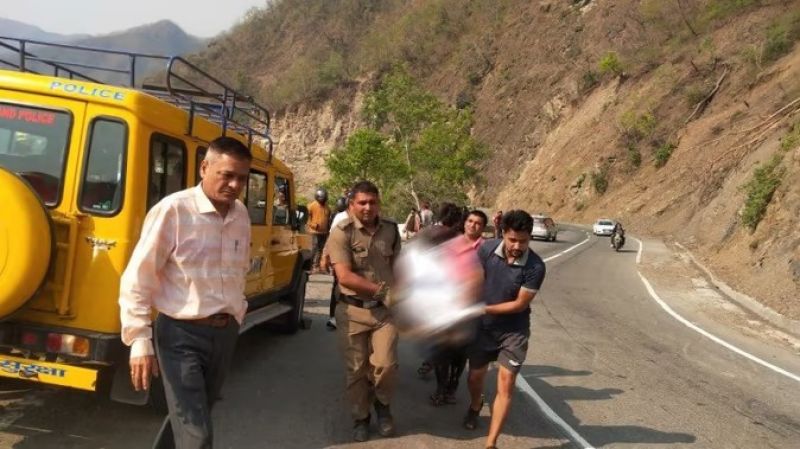 A car falls into a ravine in Uttarakhand