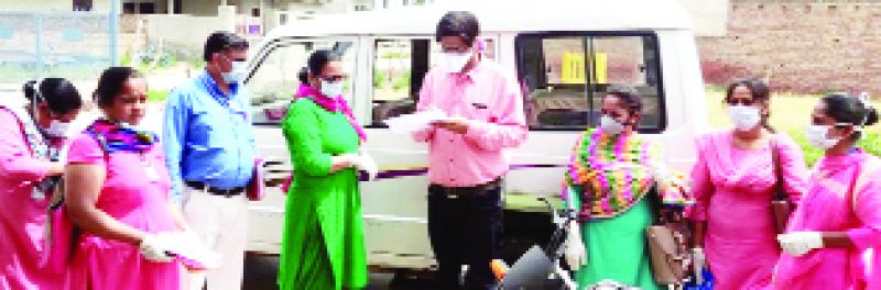 ਘਰ-ਘਰ ਜਾ ਕੇ ਲੋਕਾਂ ਨੂੰ ਪੁੱਛ-ਪੜਤਾਲ ਕਰਦੇ ਹੋਏ ਸਿਹਤ ਵਿਭਾਗ ਦੇ ਕਰਮਚਾਰੀ।
