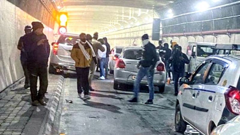 Atal Tunnel - Traffic Jam Issue created by DL number Car.. 8 Persons arrested under section 188, 270 and 34.
