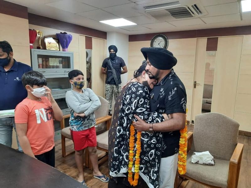 Lahimbar Hussainpuri With Wife