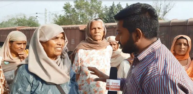 A large number of women Going to Delhi 