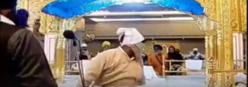 Man Jumps On Tharha sahib at gurudwara bangla sahib
