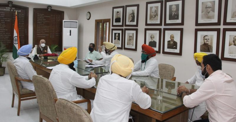 AAP submits memorandum to Punjab Governor for dismissal of corrupt ministers
