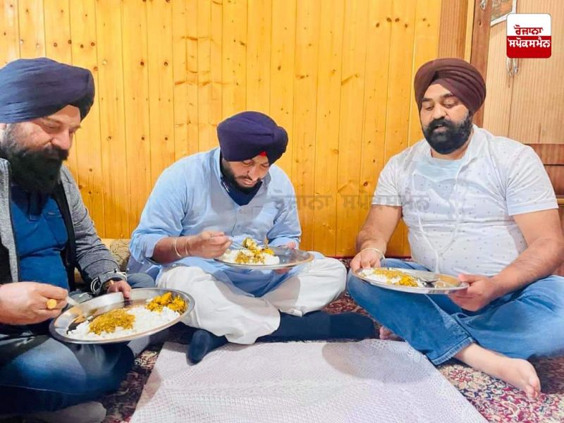 Ravneet Bittu meets family of teachers killed by militants in Srinagar