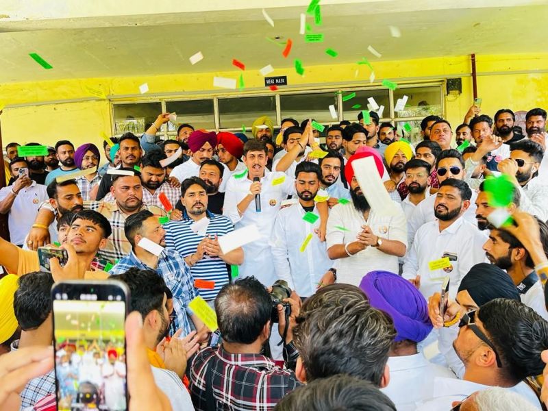 Aap student union protest in support of Modi hatao and desh bachao