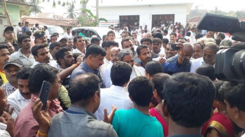 lingayat saint appeals in favor of cm siddaramaiah