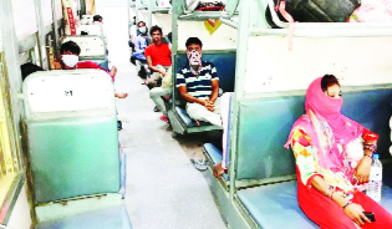 ਬਿਹਾਰ ਦੇ ਭਾਗਲਪੁਰ ਜਾਣ ਵਾਲੀ 15ਵੀਂ ਵਿਸ਼ੇਸ਼ ਰੇਲ ਗੱਡੀ 'ਚ ਬੈਠੇ ਪ੍ਰਵਾਸੀ।