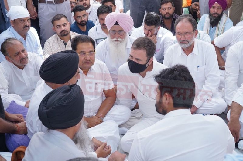 Rahul Gandhi meets Sidhu Moose Wala's family 