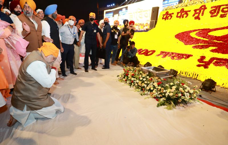 Amit Shah pays tribute to Guru Tegh Bahadur ji