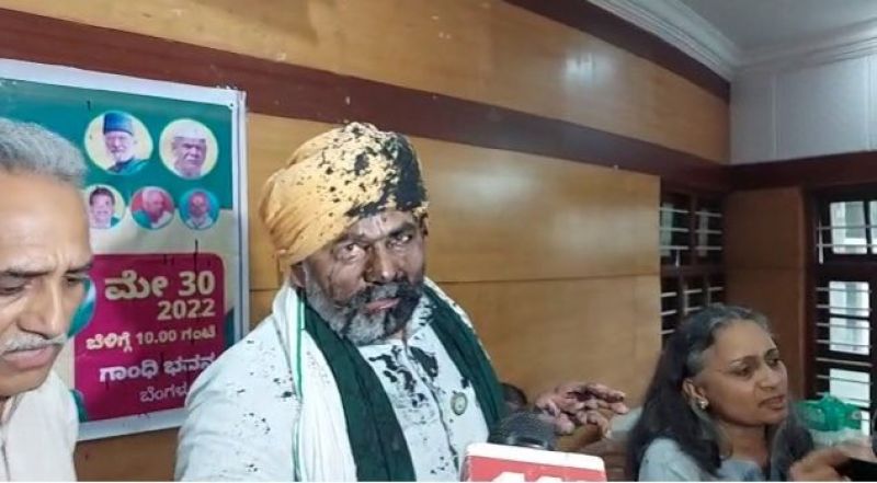 Ink thrown at farmer leader Rakesh Tikait in Bengaluru