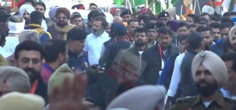  Moosewala's father, Rahul Gandhi, who joined the 'Bharat Joko Yatra', welcomed him with a hug