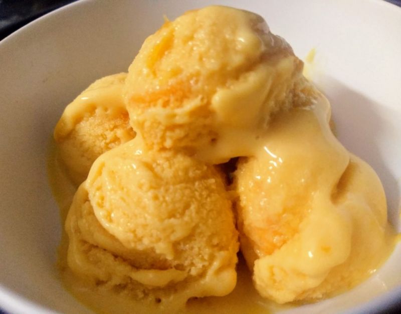 Make mango ice cream with biscuits