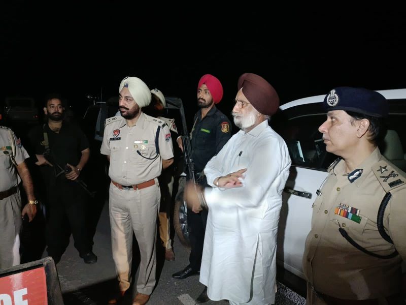  Deputy CM Sukhjinder Randhawa conducts surprise check of border posts at midnight