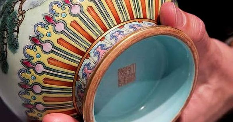 Man Bought a Chinese Vase For just 90 Rupees Has Sold For 4.48 Crore