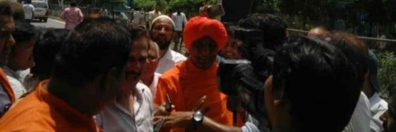 atal bihari vajpayee funeral manhandling with swami agnivesh in bjp head quarter