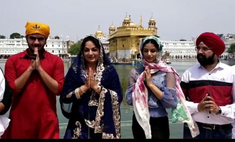 Actress Upasna singh at darbar sahib