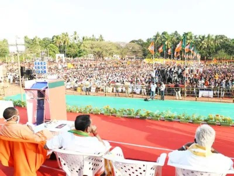  Yogi Adityanath at BJP's Vijaya Yatra in Kasaragod.