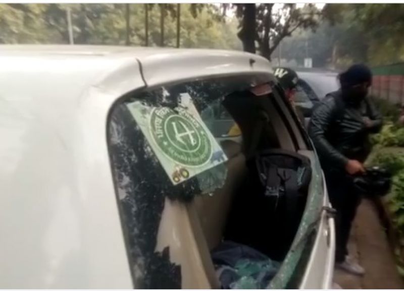 Delhi Police smashed mirror of car of farmer leader 