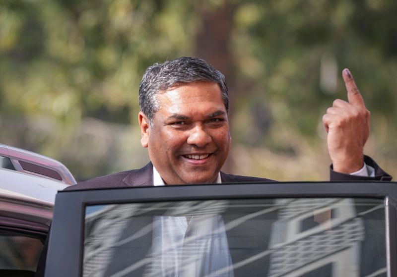  CEC Rajiv Kumar casts vote