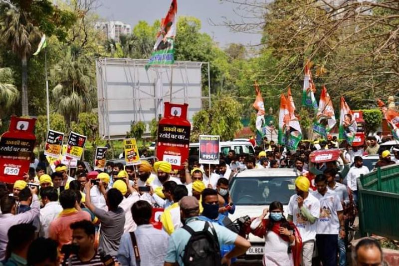 Congress MPs protest against rising oil prices in Parliament House complex