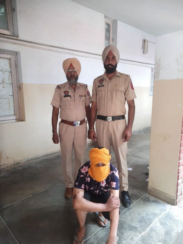 6 arrests including over 8 lakh drug money and narcotics