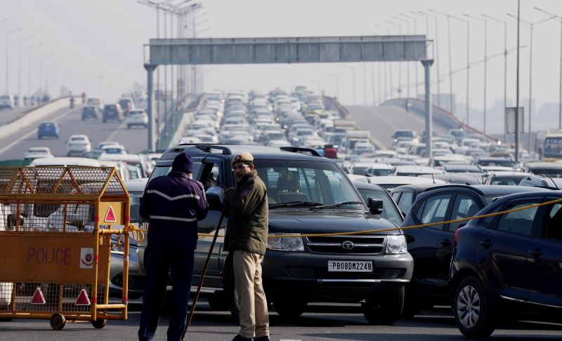 Heavy jam on Delhi-Noida border due to farmers' protest