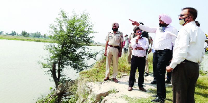 ਧੁੱਸੀ ਬੰਨ੍ਹ ਦੀ ਹਾਲਤ ਦਾ ਜਾਇਜ਼ਾ ਲੈਂਦੇ ਹੋਏ ਡੀਸੀ ਫਿਰੋਜਪੁਰ ਤੇ ਹੋਰ।