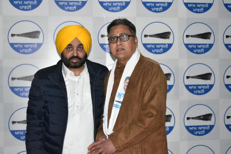 Congress leader H.S. Hanspal, Akali leader Babbi Badal and employees’ leader Sehgal join AAP