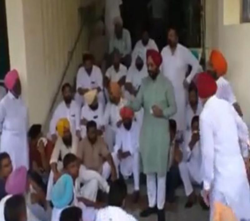 12 village panchayats protest front of SSP office