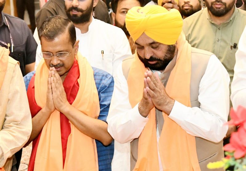 Arvind Kejriwal and Bhagwant Mann paid obeisance at Bhagwan Sri Valmiki Teerath S'than News Arvind Kejriwal and Bhagwant Mann paid obeisance at Bhagwan Sri Valmiki Teerath S'than News 