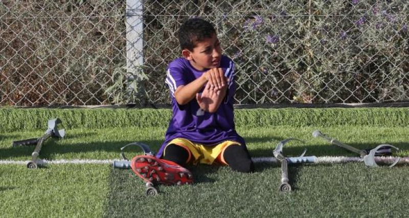 This child studying in fourth plays football with one leg, will get courage by watching video