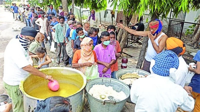 Sardar is running 'langar' in the streets in Corona epidemic
